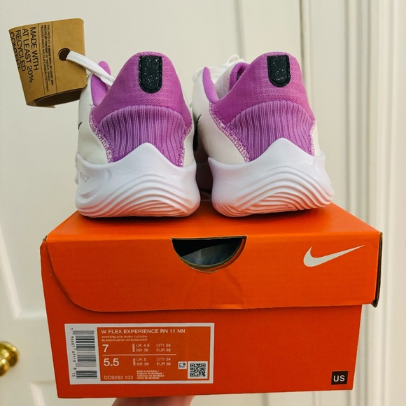 Women's Nike Flex Experience RN11 Size 7 in White/Black/Fuchsia - Picture 2 of 6